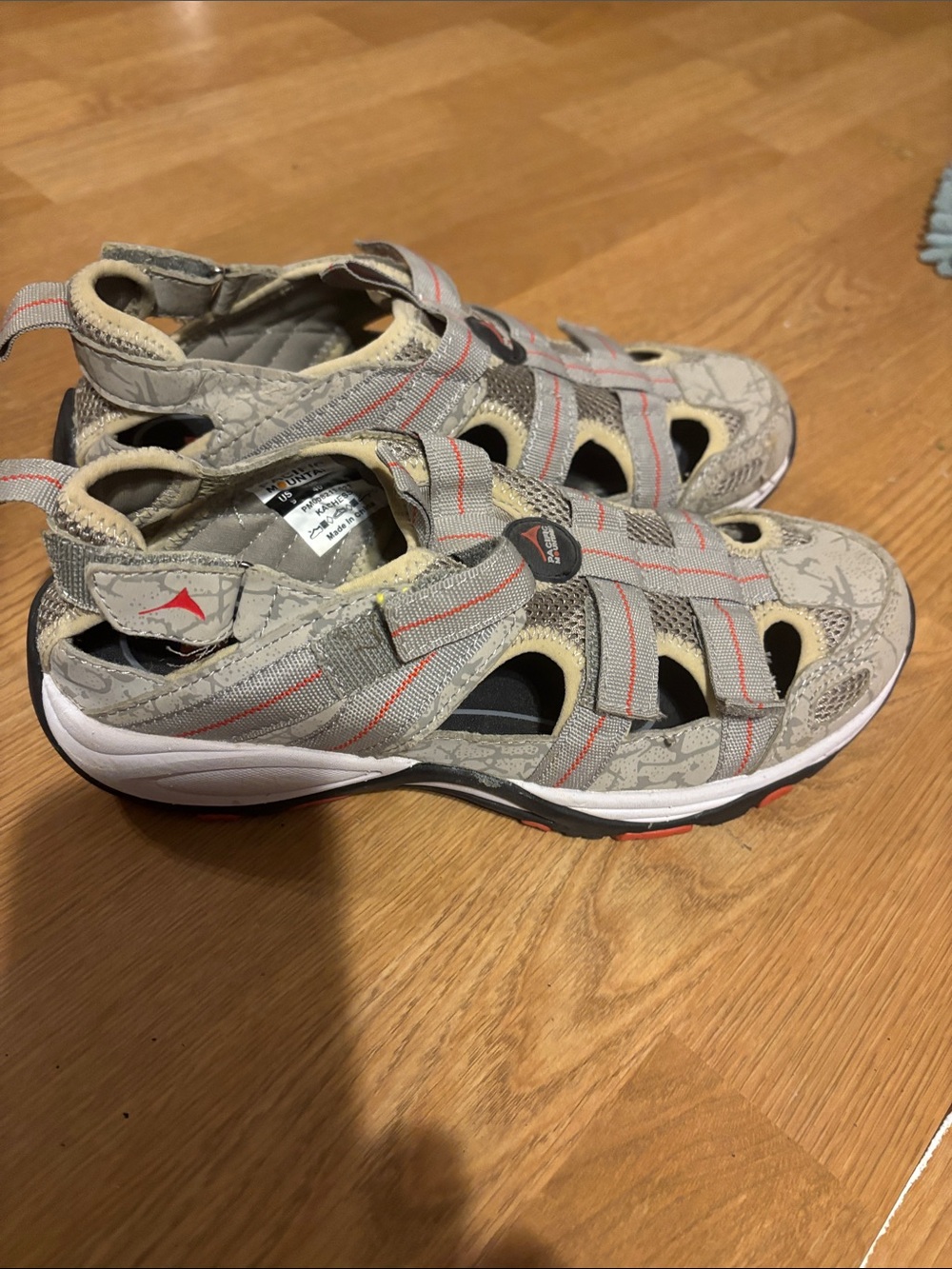 Women’s sandals size 9, worn a couple times 
Still looks great .